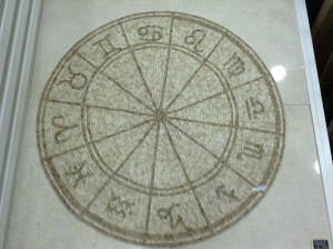 Rosace en pierre naturelle travertin « Signe astrologique » mosaïque